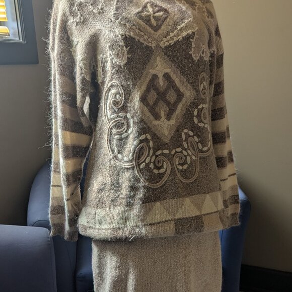 Santoria 2 piece skirt and sweater - Picture 1 of 11